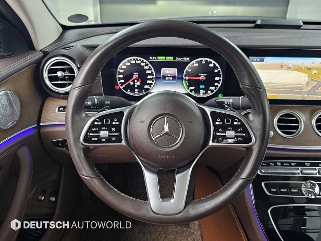 Mercedes-Benz E-Class — photo 13