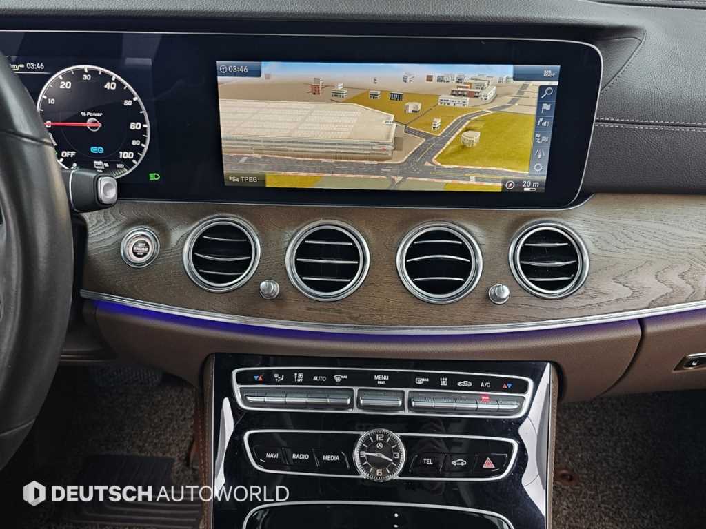 Mercedes-Benz E-Class — photo 14