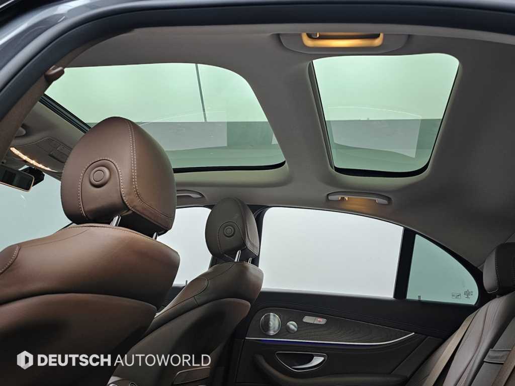 Mercedes-Benz E-Class — photo 18