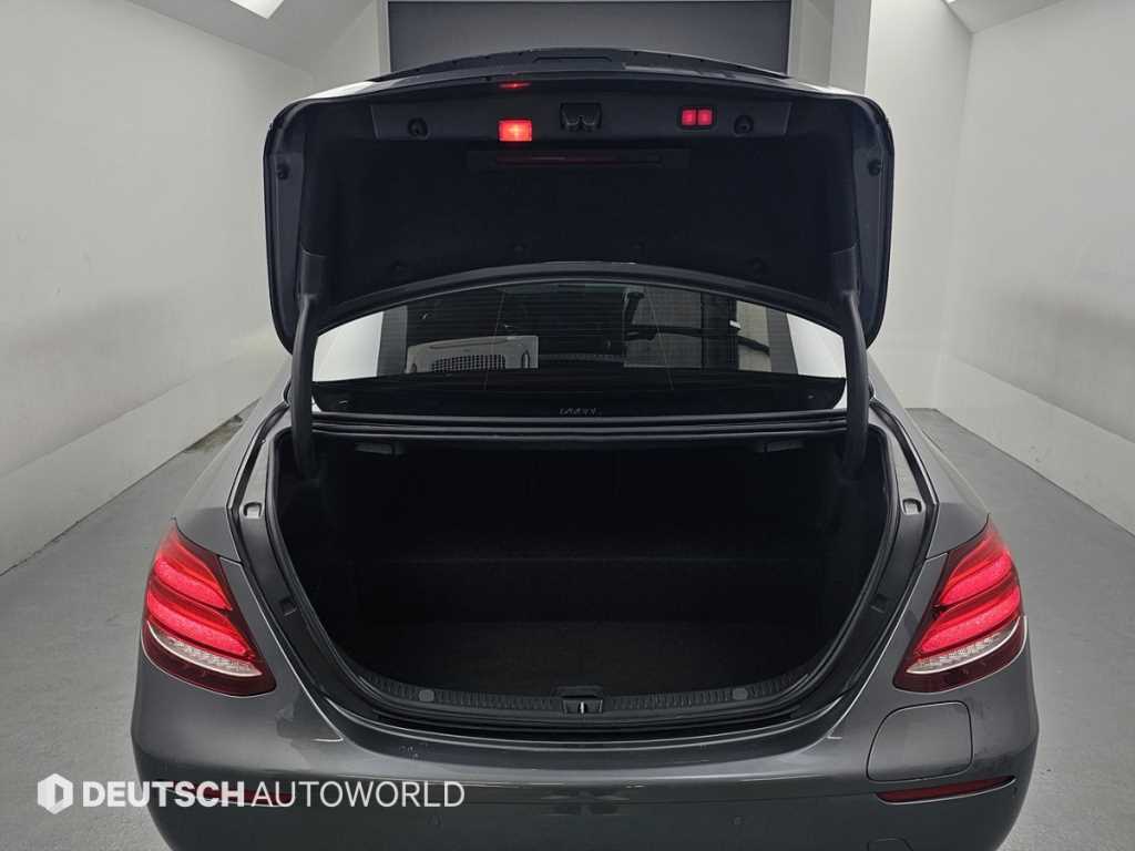Mercedes-Benz E-Class — photo 19