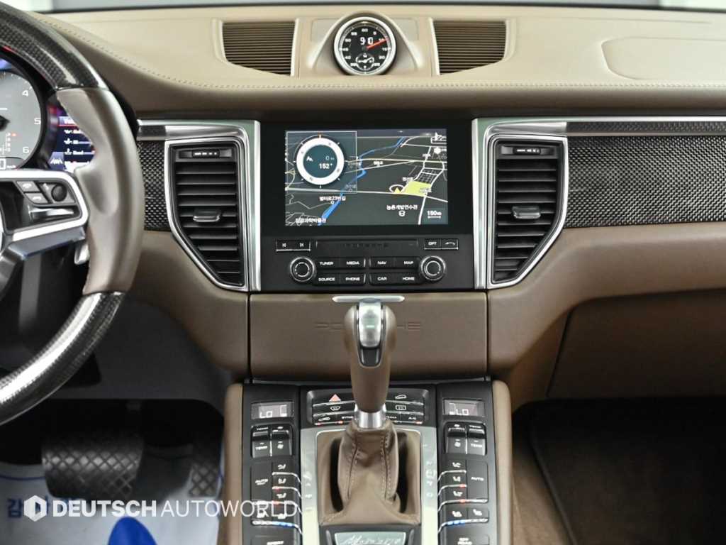 Porsche Macan — photo 14
