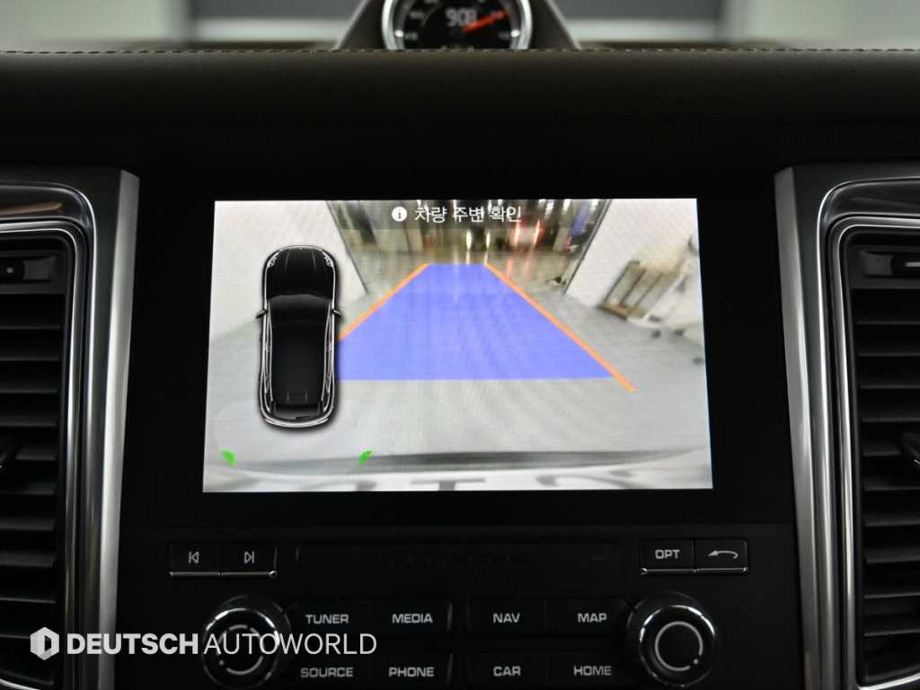 Porsche Macan — photo 15