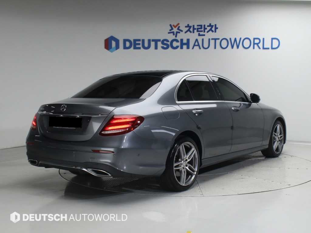Mercedes-Benz E-Class — photo 02