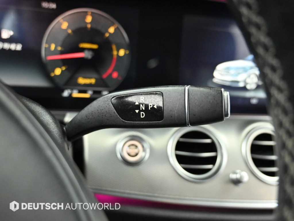 Mercedes-Benz E-Class — photo 09