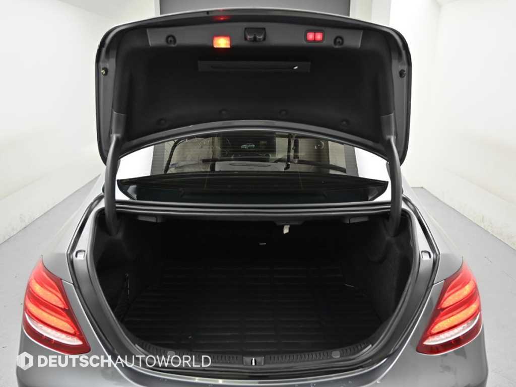 Mercedes-Benz E-Class — photo 19