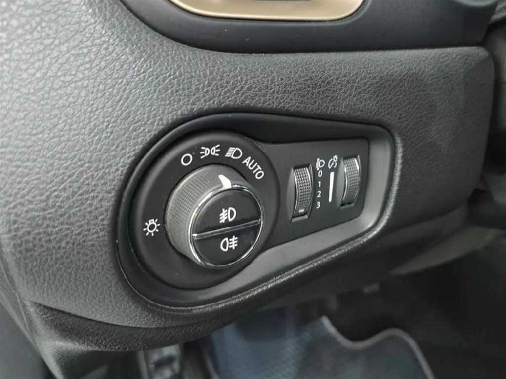 Jeep Renegade — photo 18
