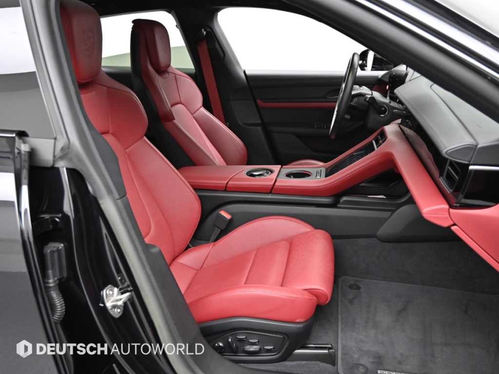 Porsche Taycan — photo 10