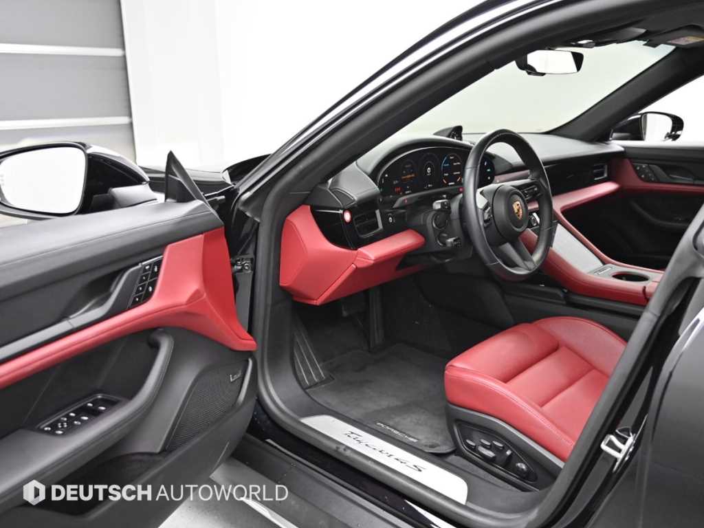 Porsche Taycan — photo 11