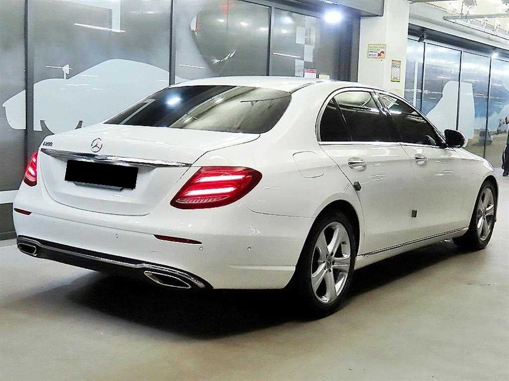 Mercedes-Benz E-Class — photo 04