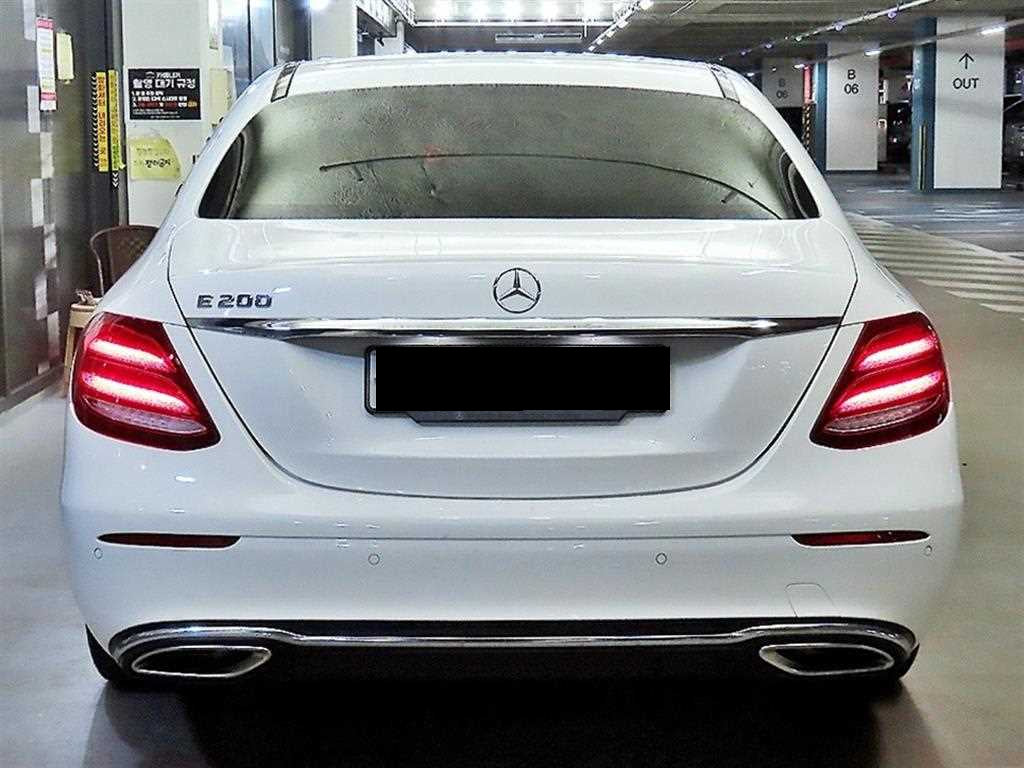 Mercedes-Benz E-Class — photo 05