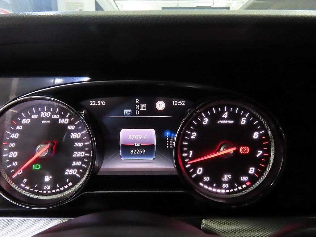 Mercedes-Benz E-Class — photo 09