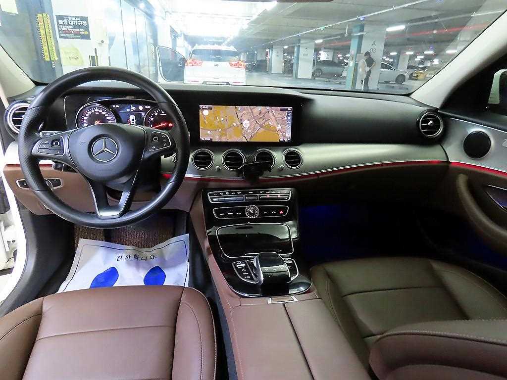 Mercedes-Benz E-Class — photo 10