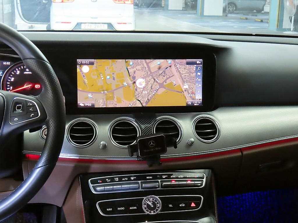 Mercedes-Benz E-Class — photo 11