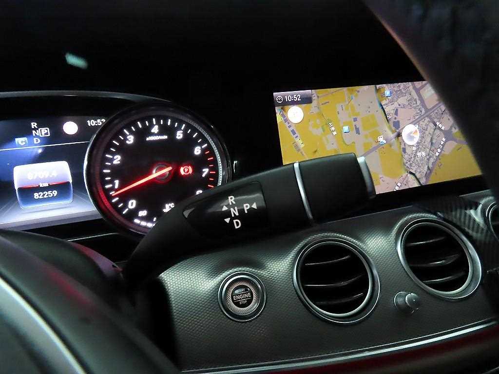 Mercedes-Benz E-Class — photo 12