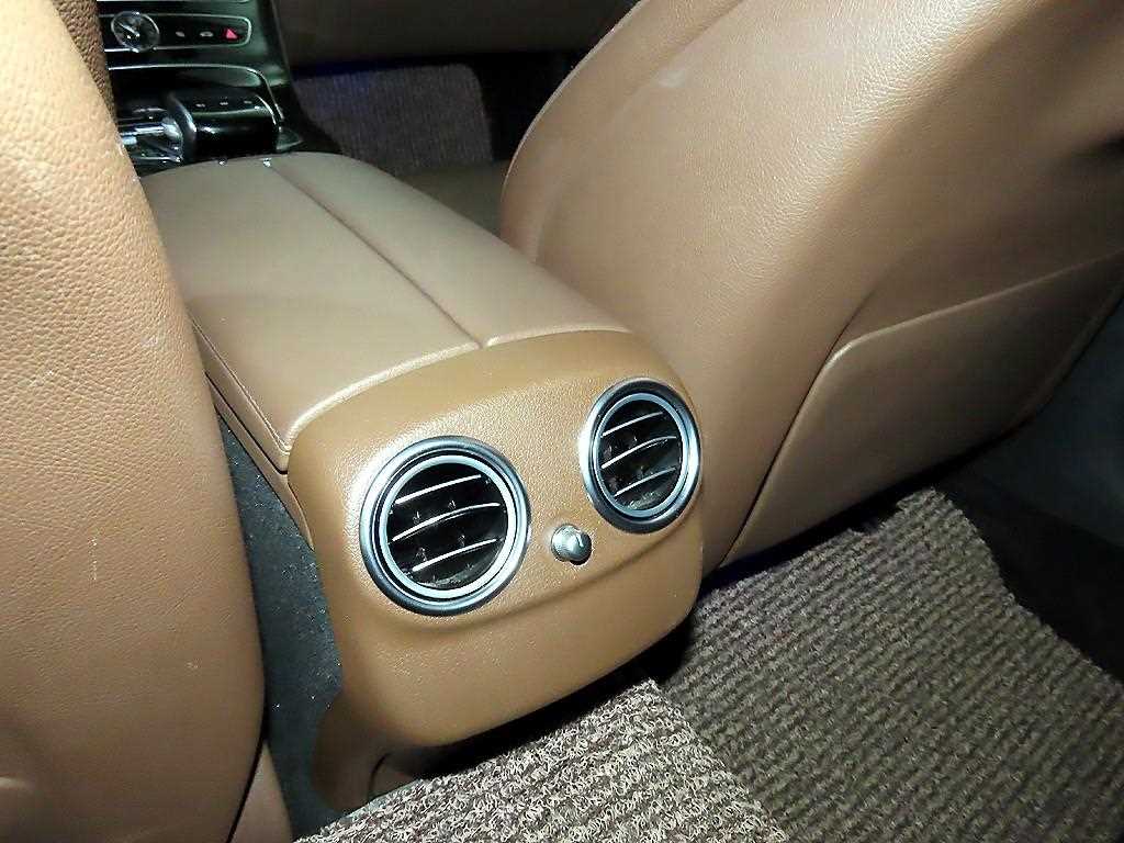 Mercedes-Benz E-Class — photo 16