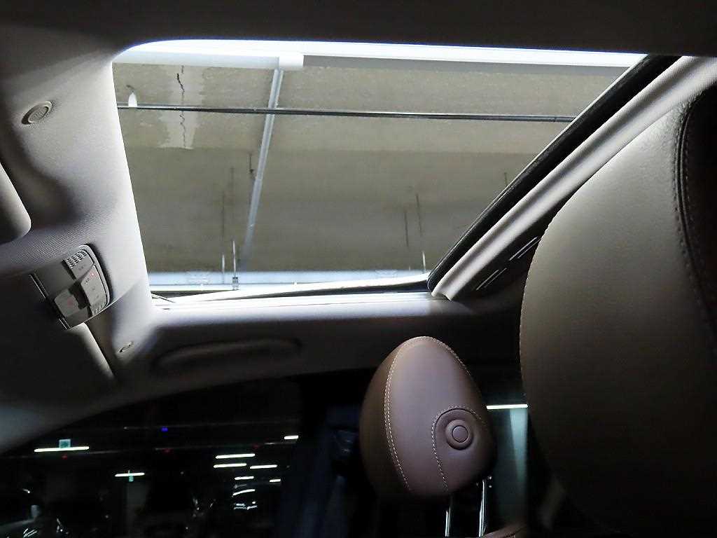 Mercedes-Benz E-Class — photo 17