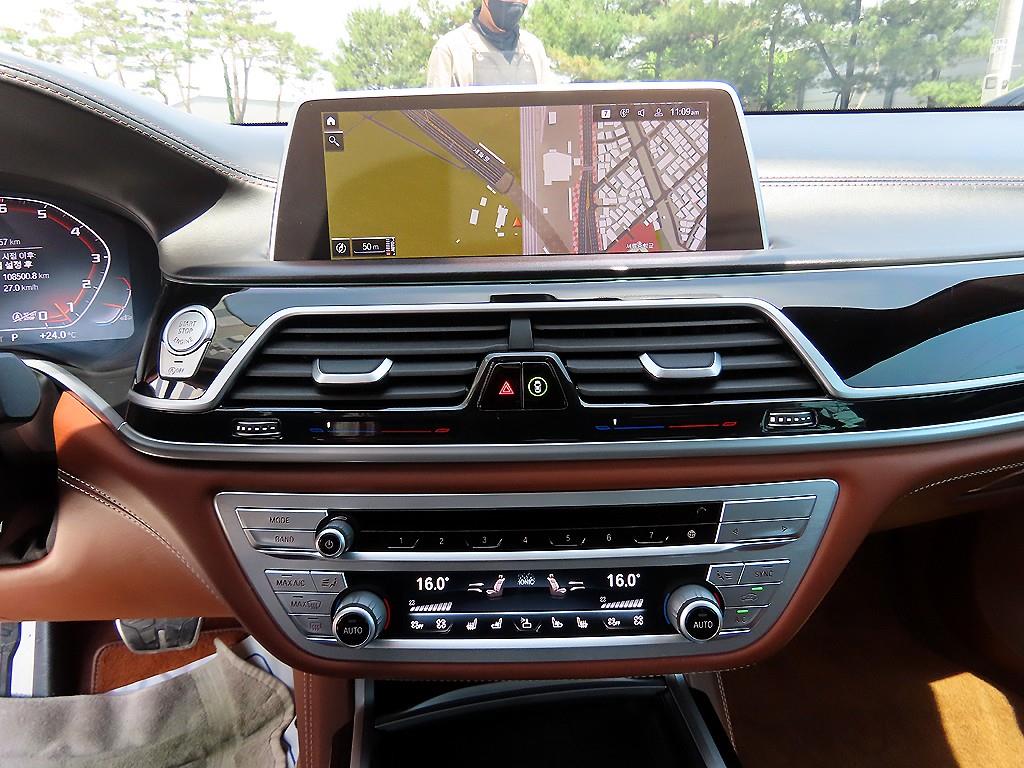 BMW 7-Series — photo 14