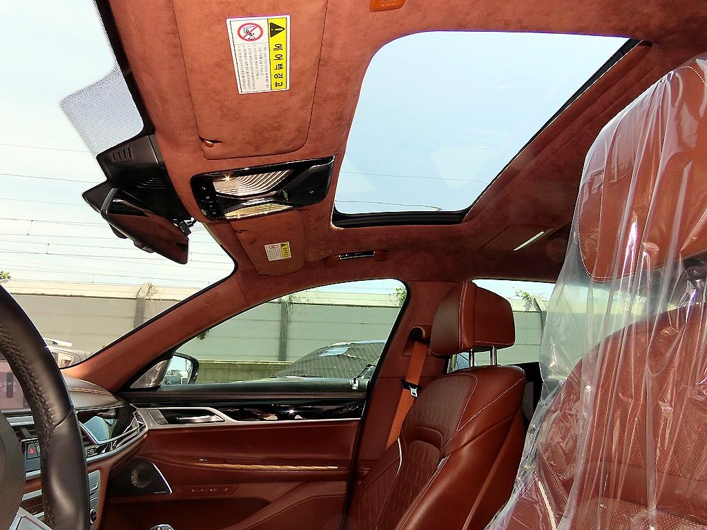 BMW 7-Series — photo 16