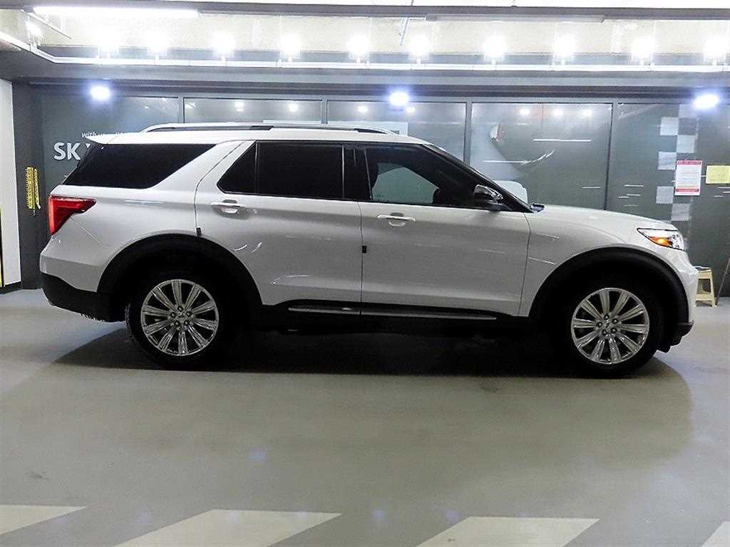 Ford Explorer — photo 03