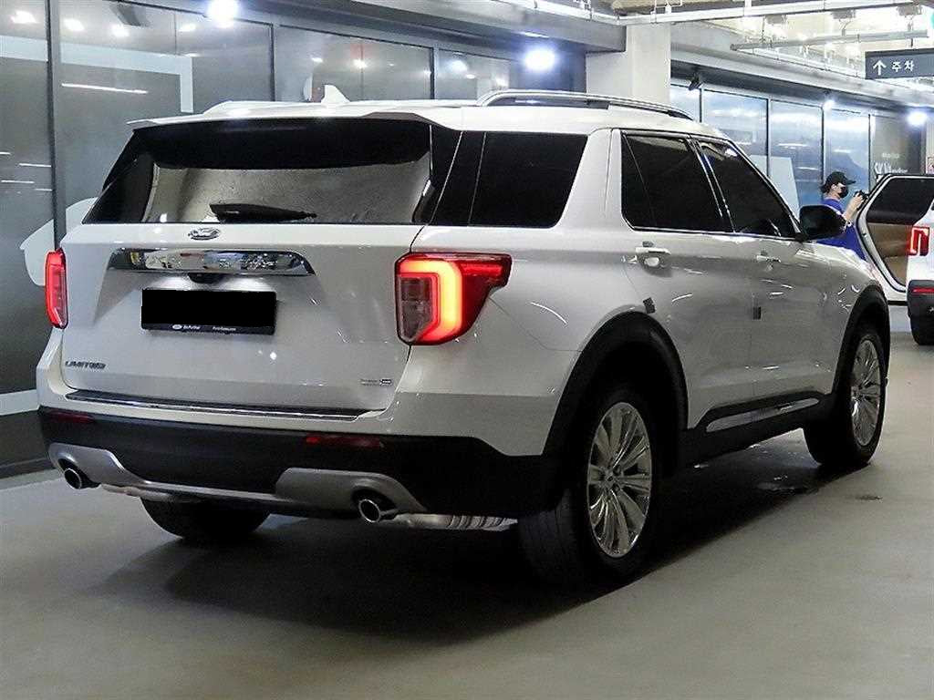 Ford Explorer — photo 04