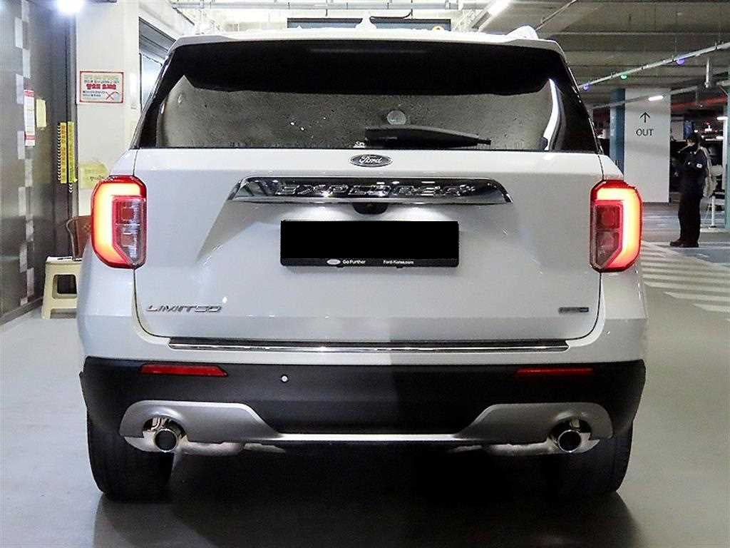 Ford Explorer — photo 05