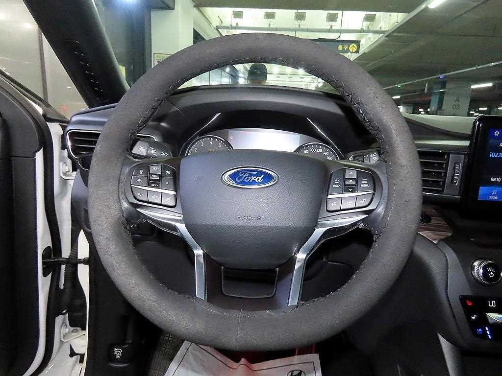 Ford Explorer — photo 08