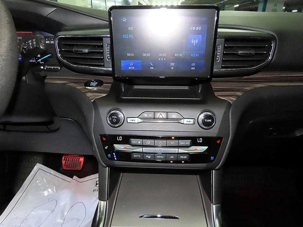 Ford Explorer — photo 10
