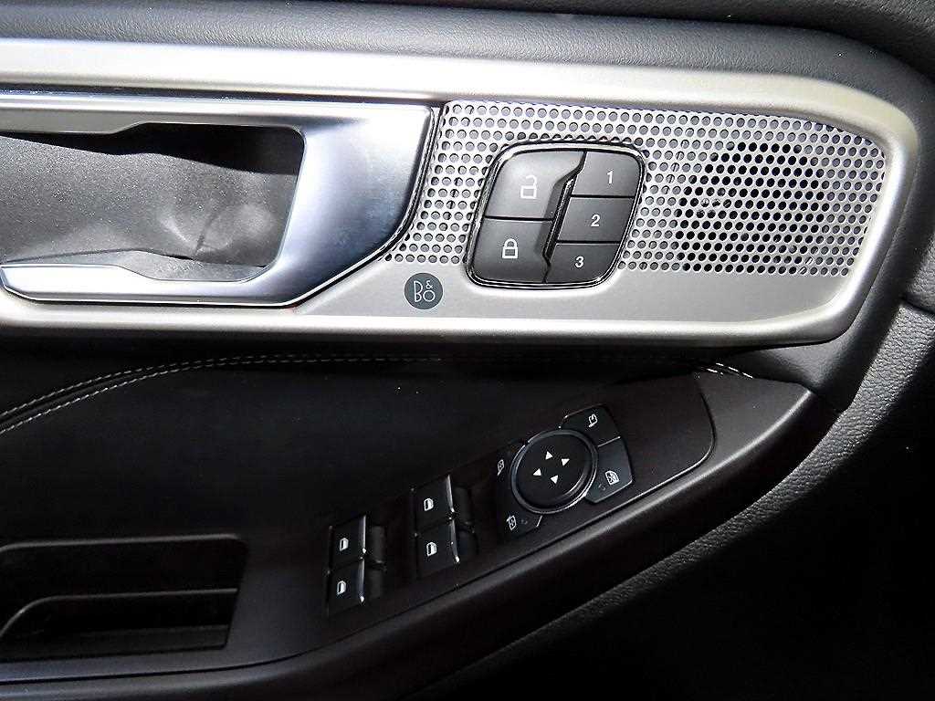 Ford Explorer — photo 12