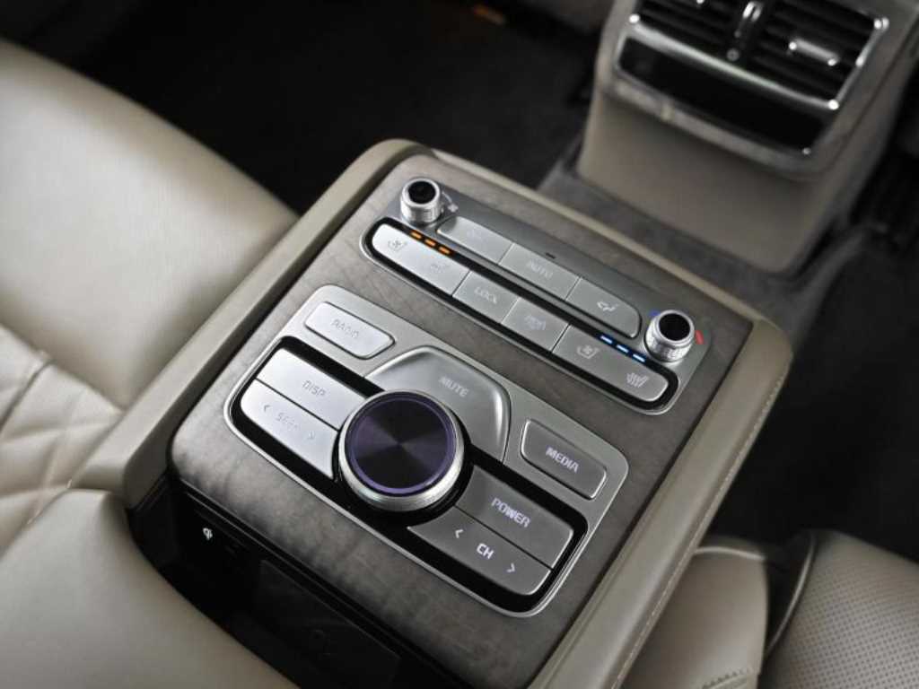 Kia K9 — photo 16