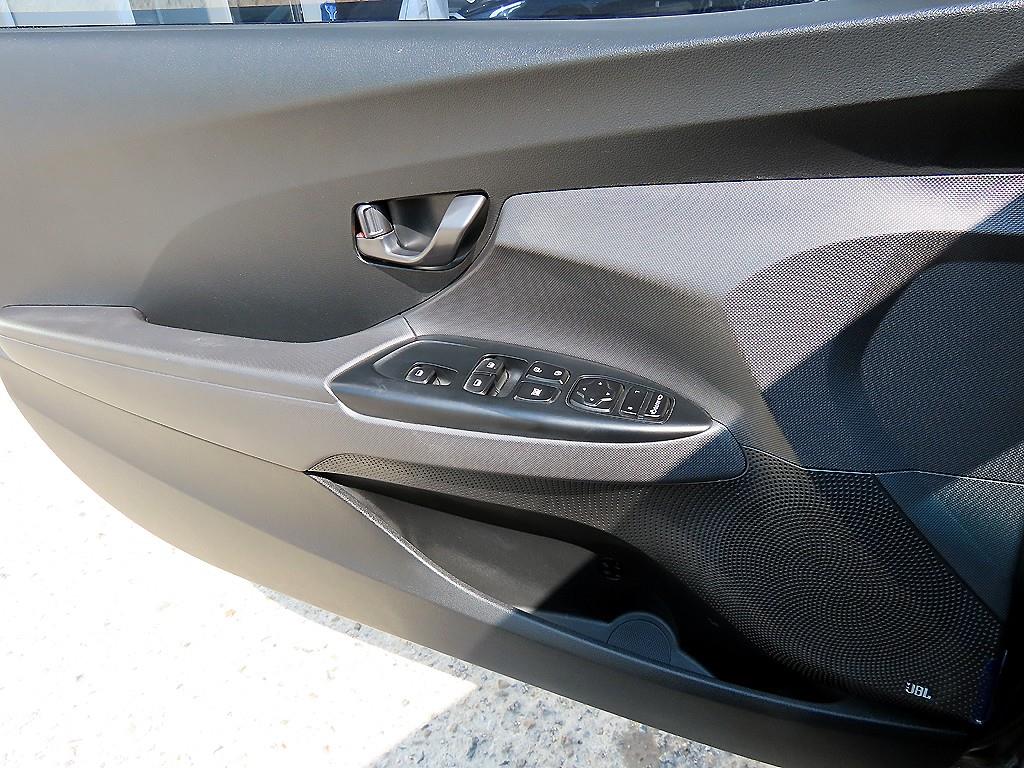 Hyundai Veloster — photo 11