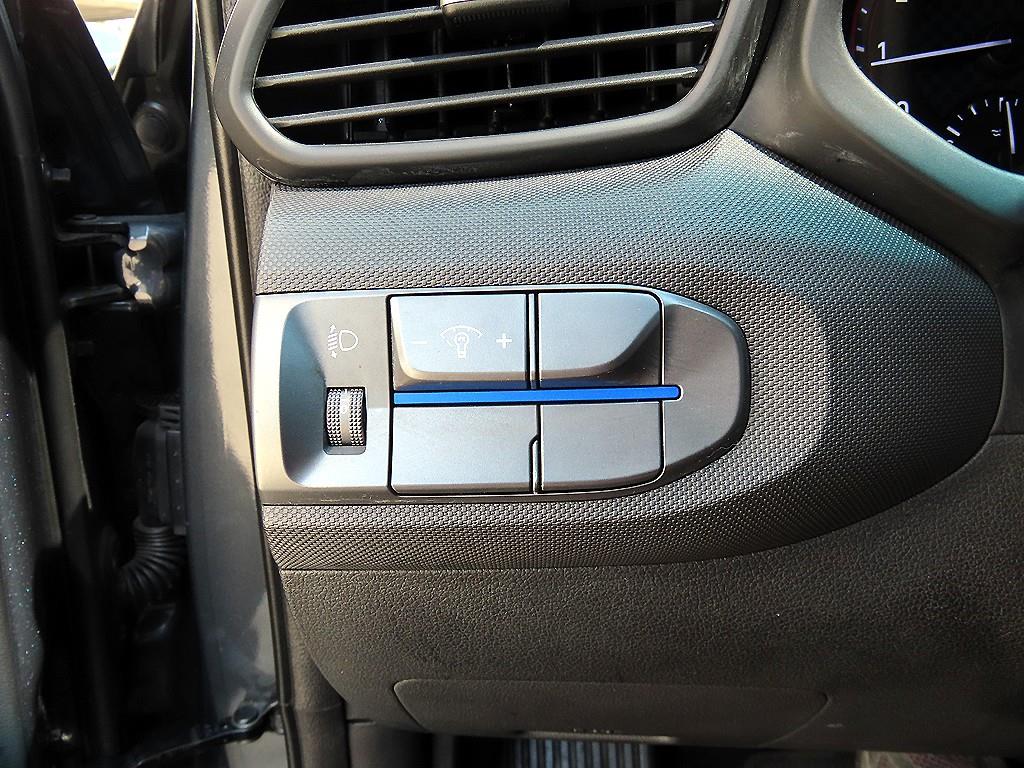 Hyundai Veloster — photo 12