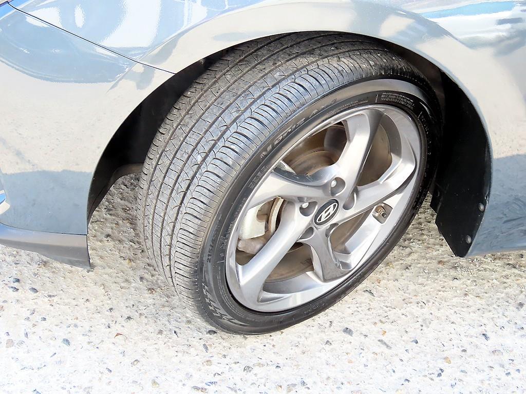Hyundai Veloster — photo 19