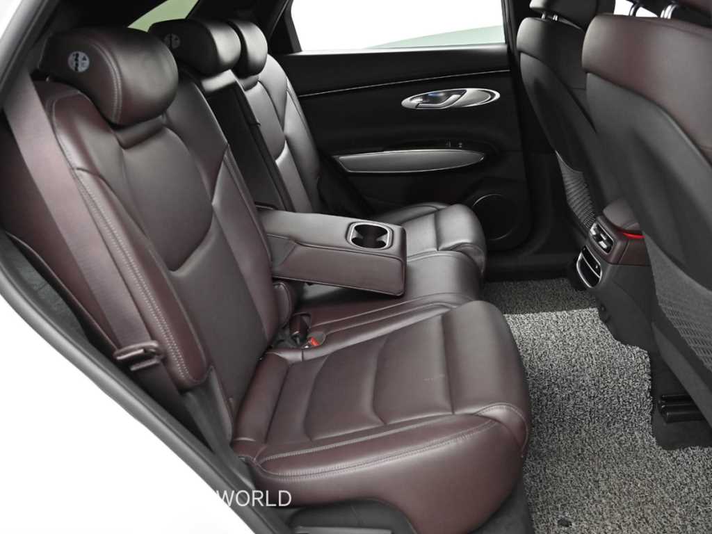 Genesis GV70 — photo 12
