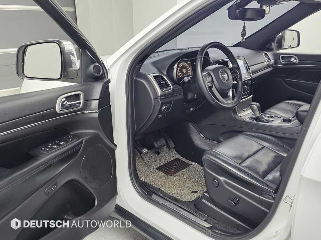 Jeep Cherokee — photo 11
