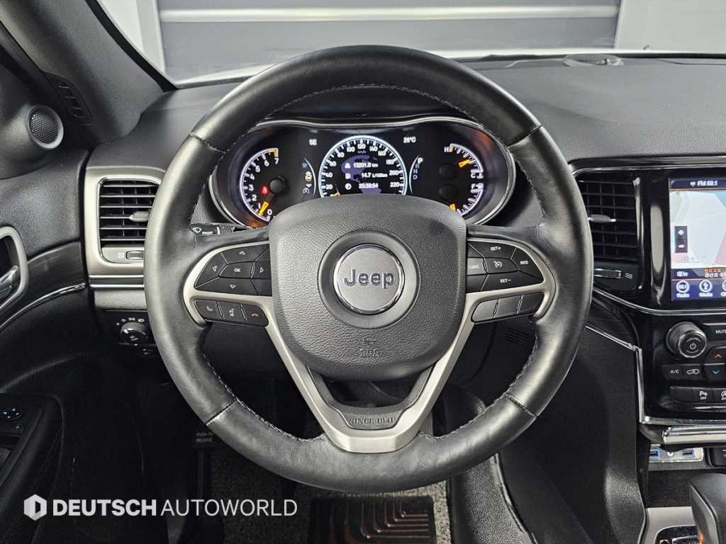 Jeep Cherokee — photo 13