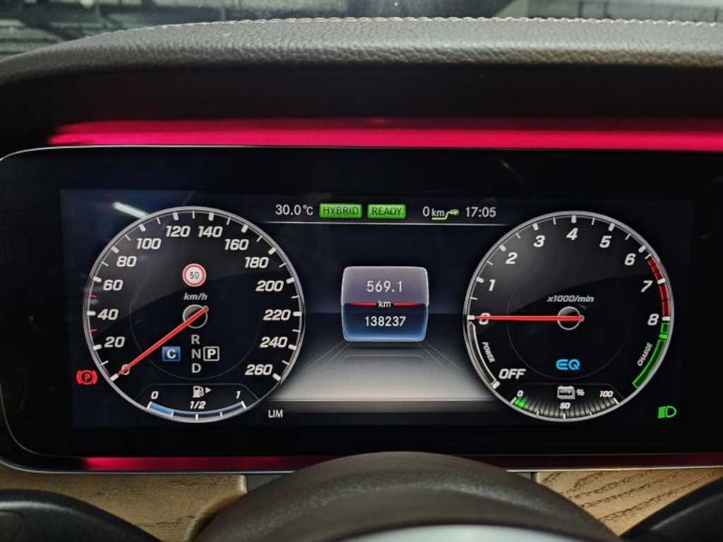 Mercedes-Benz E-Class — photo 08