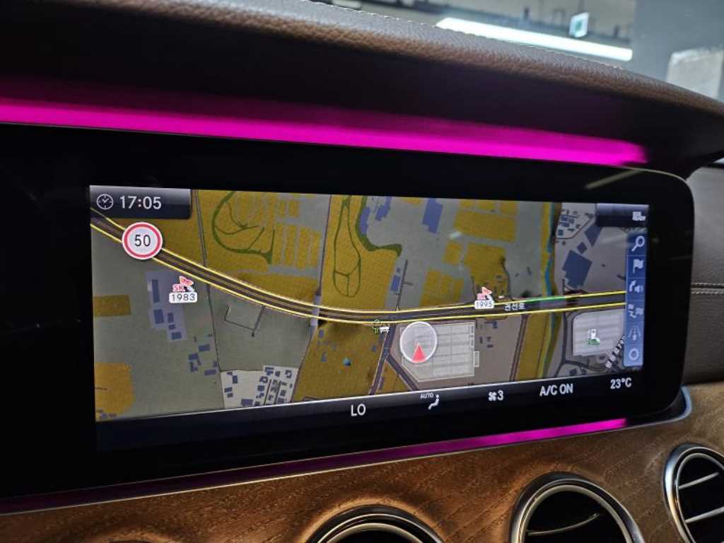 Mercedes-Benz E-Class — photo 09