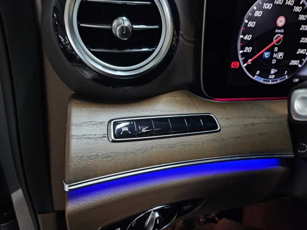 Mercedes-Benz E-Class — photo 14