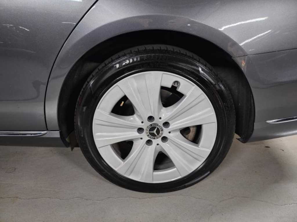 Mercedes-Benz E-Class — photo 18