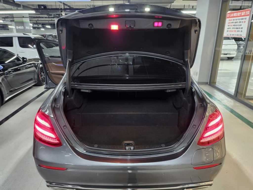 Mercedes-Benz E-Class — photo 19