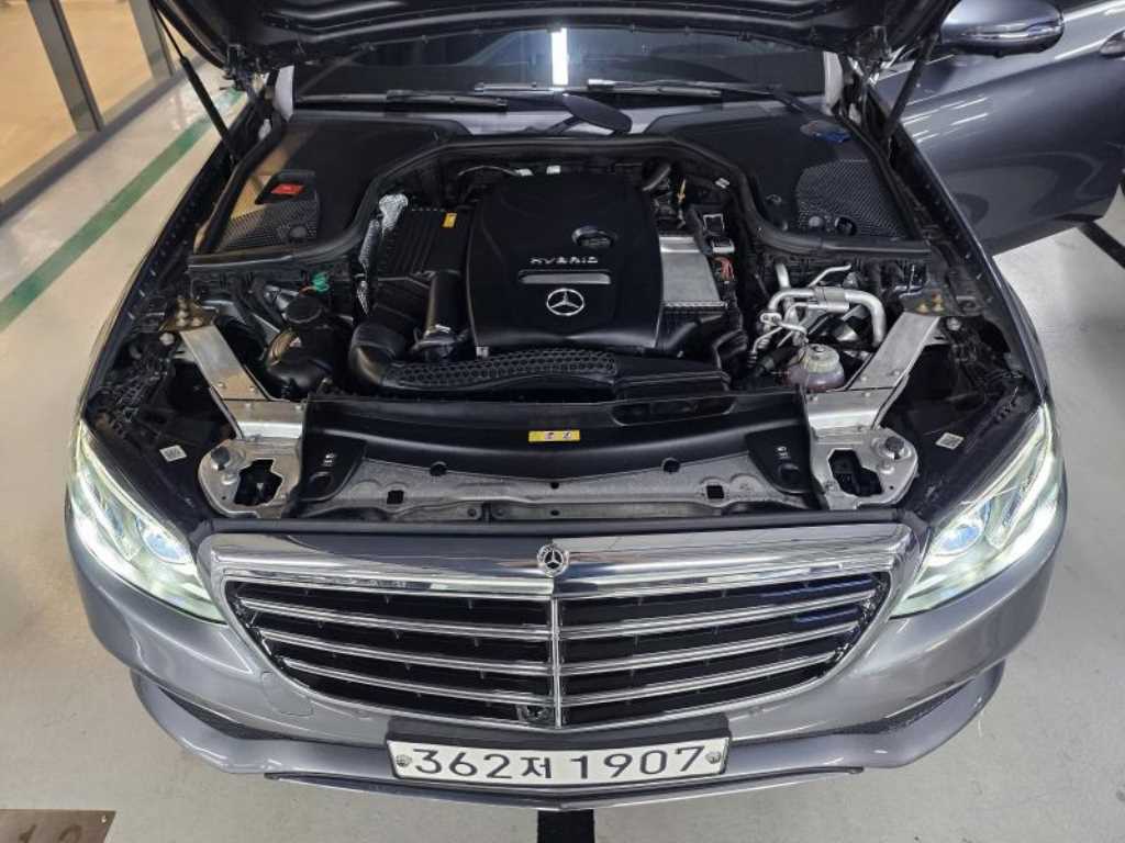 Mercedes-Benz E-Class — photo 20