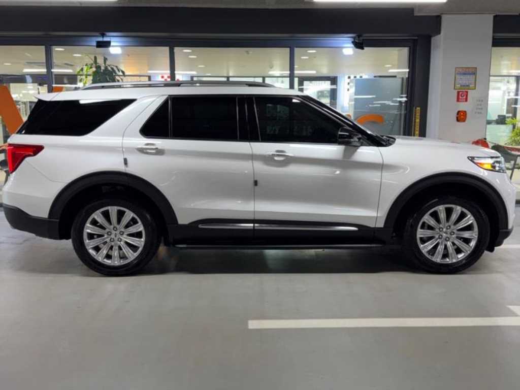 Ford Explorer — photo 03