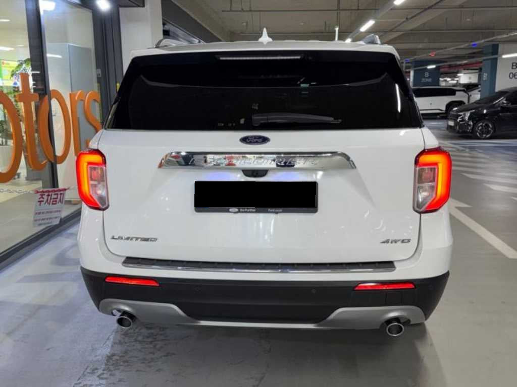 Ford Explorer — photo 05