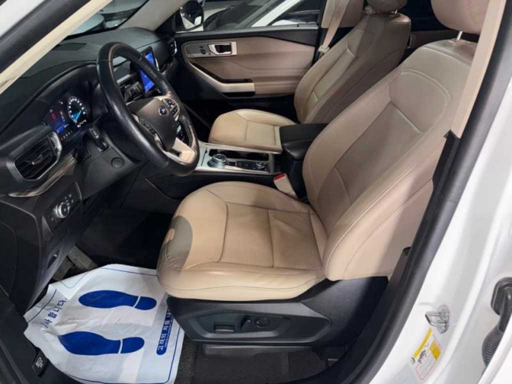 Ford Explorer — photo 06