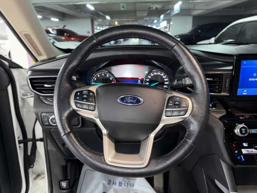 Ford Explorer — photo 08