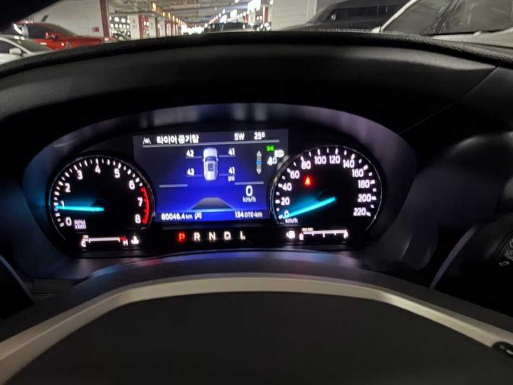 Ford Explorer — photo 09