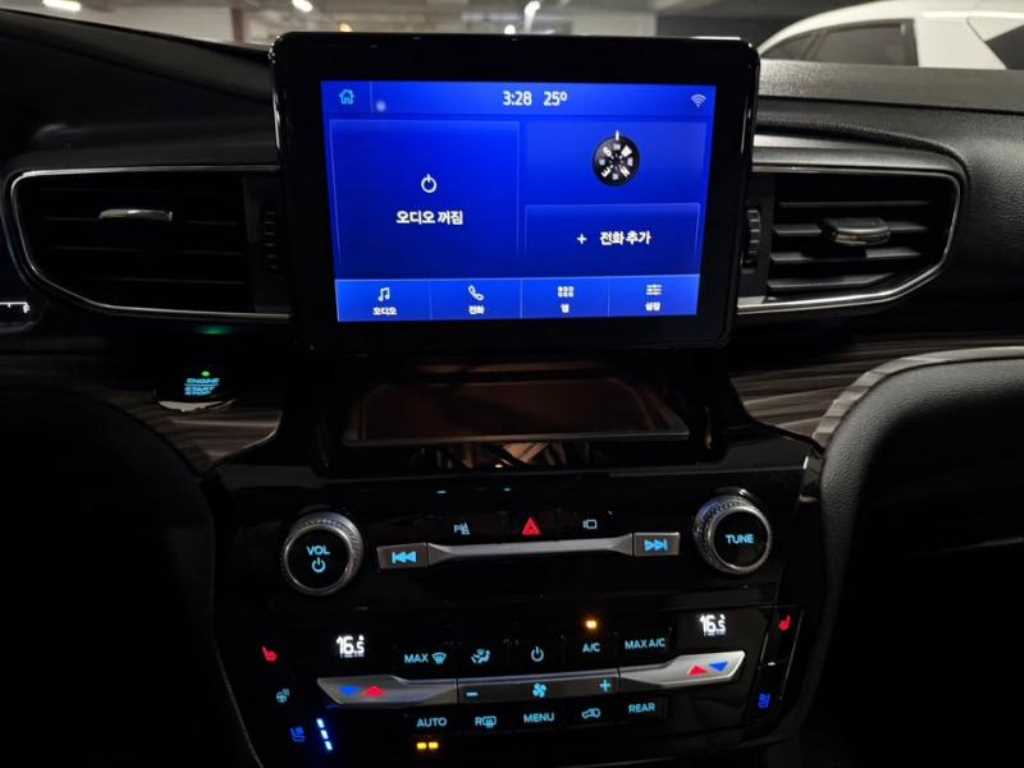 Ford Explorer — photo 10