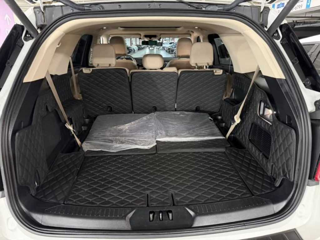 Ford Explorer — photo 18