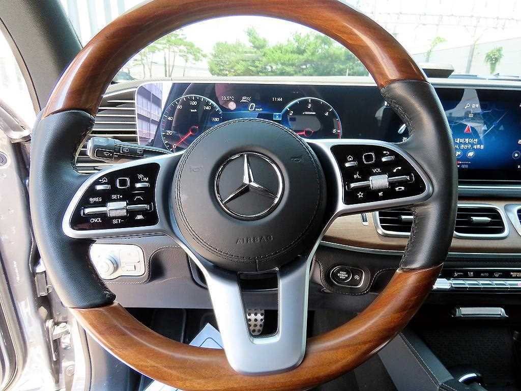 Mercedes-Benz GLS-Class — photo 08