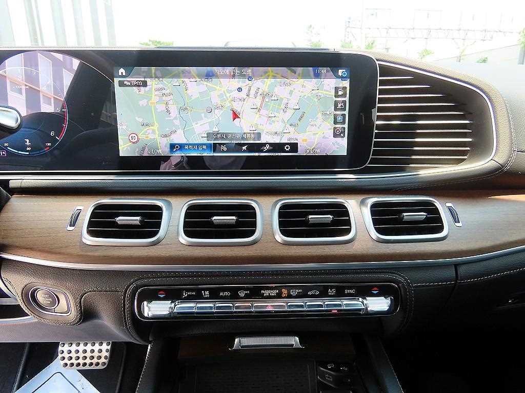 Mercedes-Benz GLS-Class — photo 12